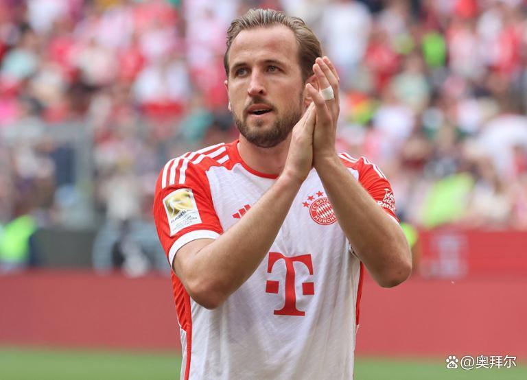 九游APP官网-比赛局势复杂引发热议！，凯恩在勇士比赛中刷新纪录上演精彩一战(比利林恩的中场战事)